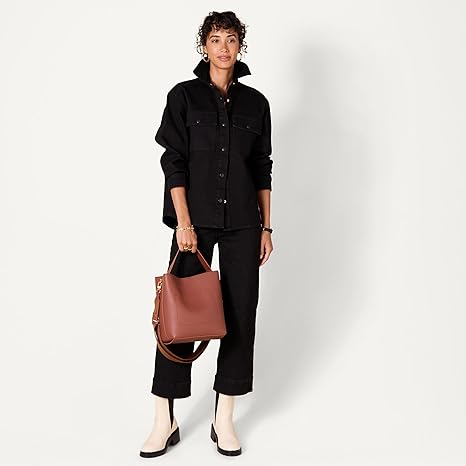 Borsa a tracolla da donna morbida a secchiello con tracolla regolabile.