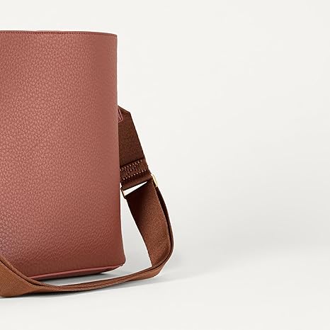 Borsa a tracolla da donna morbida a secchiello con tracolla regolabile.
